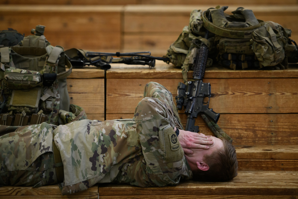 PHOTO DE FICHIER. Les troupes américaines de la 82e division aéroportée de l'armée se reposent à Green Ramp avant de partir pour un déploiement au Moyen-Orient le 4 janvier 2020 à Fort Bragg, en Caroline du Nord. © Andrew Craft/Getty Images