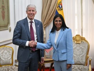 Le secrétaire américain à l’Énergie, Chris Wright (à gauche), serre la main du président par intérim du Venezuela, Delcy Rodriguez, avant une réunion au palais présidentiel de Miraflores à Caracas le 11 février 2026 © investigaction.net (AFP)