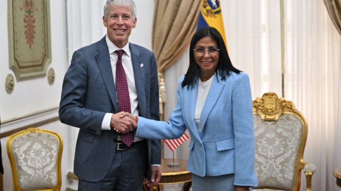 Le secrétaire américain à l’Énergie, Chris Wright (à gauche), serre la main du président par intérim du Venezuela, Delcy Rodriguez, avant une réunion au palais présidentiel de Miraflores à Caracas le 11 février 2026 © investigaction.net (AFP)